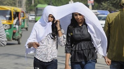 Girls use a scarf to cover their faces on a hot day, in Gurugram on February 27. (Parveen Kumar/ HT) Girls use a scarf to cover their faces on a hot day, in Gurugram on February 27. (Parveen Kumar/ HT)