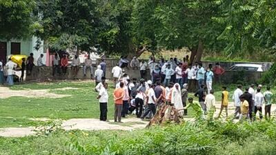 Jankipuram residents have been protesting against the burial (or cremation) of bodies in the open ground. (HT Photo)