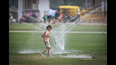 Tourists at Central Vista Lawns near India Gate in New Delhi on Tuesday. (Sanchit Khanna/HT Photo) Tourists at Central Vista Lawns near India Gate in New Delhi on Tuesday. (Sanchit Khanna/HT Photo)
