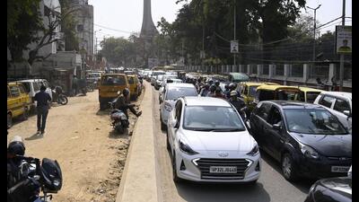 The road sees high volume traffic as schools, coaching institutes, showrooms and a shopping mall are located here. (Deepak Gupta/HT Photo) The road sees high volume traffic as schools, coaching institutes, showrooms and a shopping mall are located here. (Deepak Gupta/HT Photo)