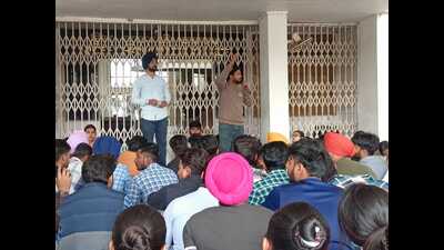 The united front of political outfits of students held a protest march from the university college of engineering to vice chancellor’s office in Punjabi University, Patiala on Tuesday. (HT Photo)