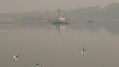 Water levels in the river have been dropping since Saturday. Even though Delhi, like other regions, is witnessing a premature rise in temperatures, Yamuna witnesses frequent spells of low water levels during the summer months. (HT Archive)