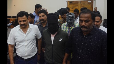 While investigating into a theft at Sindh Housing Society, Baner, Pune, the local police arrested a gang of four people, including Irfan, who used a Jaguar car with a fake number plate for carrying out the burglary. (Shankar Narayan/ HT PHOTO) While investigating into a theft at Sindh Housing Society, Baner, Pune, the local police arrested a gang of four people, including Irfan, who used a Jaguar car with a fake number plate for carrying out the burglary. (Shankar Narayan/ HT PHOTO)