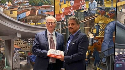 Anand Mahindra with Bill Gates. (@anandmahindra/ Twitter )