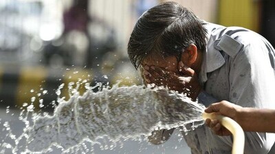 Warm conditions prevailed in the national capital on Monday with the maximum temperature settling at 32.3 degrees Celsius, seven notches above the season's average. (Raj K Raj/HT PHOTO) Warm conditions prevailed in the national capital on Monday with the maximum temperature settling at 32.3 degrees Celsius, seven notches above the season's average. (Raj K Raj/HT PHOTO)