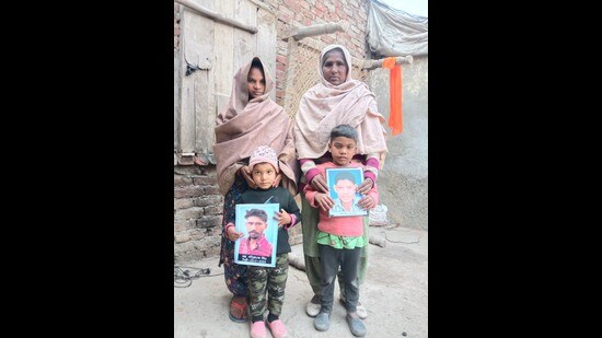 Widow Rajbir Kaur with her daughter in law Manpreet Kaur and grandchildren at her home in village Chattiwind near Amritsar. (Sameer Sehgal/HT)