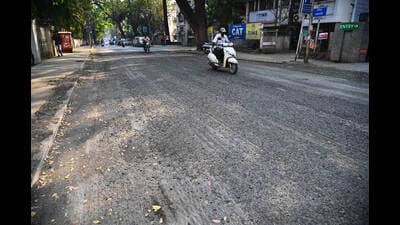 At Apte Road, resurfacing of the middle portion of the stretch is underway and the work is causing inconvenience to residents. (Kalpesh Nukte/HT PHOTO) At Apte Road, resurfacing of the middle portion of the stretch is underway and the work is causing inconvenience to residents. (Kalpesh Nukte/HT PHOTO)