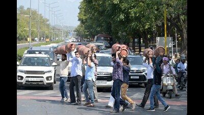 Chandigarh Youth Congress workers protesting against LPG price hike at Sector 16/17 Roundabout in Chandigarh on Wednesday. The AAP and the Congress on Wednesday slammed the central government over increasing the price of domestic LPG cylinders. (Ravi Kumar/HT Photo)