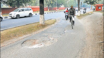 Chandigarh adviser Dharam Pal on Wednesday reviewed the status of the current cycle tracks and the newly proposed green corridors/ cycle tracks. (HT File Photo)