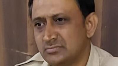 Constable Satyavan Sonawane, 42, a resident of MRA Marg police colony, was on nakabandi duty on P D’Mello Road on the south-bound stretch around 5pm, along with a few other policemen. An unruly biker, later identified as 19-year-old Sujal Phuli, approaching from Sewri and heading for Masjid Bunder and driving triple seat without a helmet rammed into Sonawane (HT Photo) Constable Satyavan Sonawane, 42, a resident of MRA Marg police colony, was on nakabandi duty on P D’Mello Road on the south-bound stretch around 5pm, along with a few other policemen. An unruly biker, later identified as 19-year-old Sujal Phuli, approaching from Sewri and heading for Masjid Bunder and driving triple seat without a helmet rammed into Sonawane (HT Photo)