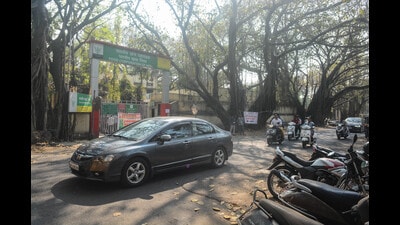 Despite announcing diversions, traffic was seen at South Main Road in Koregaon Park near the bypoll counting booth on Wednesday. (Shankar Narayan/HT PHOTO) Despite announcing diversions, traffic was seen at South Main Road in Koregaon Park near the bypoll counting booth on Wednesday. (Shankar Narayan/HT PHOTO)