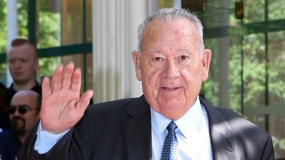 FILE - Former soccer star Just Fontaine waves to photographers as he arrives at the UNFP, Union of French Professional Footballers, ceremony in Paris, Sunday May 17, 2015. French soccer great Just Fontaine, whose 1958 record of 13 goals scored during a World Cup still stands, has died. He was 89. His former club Reims announced Fontaine's death on Wednesday March 1, 2023. (AP Photo/Remy de la Mauviniere, file) (AP) FILE - Former soccer star Just Fontaine waves to photographers as he arrives at the UNFP, Union of French Professional Footballers, ceremony in Paris, Sunday May 17, 2015. French soccer great Just Fontaine, whose 1958 record of 13 goals scored during a World Cup still stands, has died. He was 89. His former club Reims announced Fontaine's death on Wednesday March 1, 2023. (AP Photo/Remy de la Mauviniere, file) (AP)