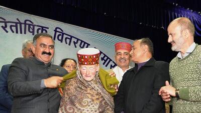 Himachal CM Sukhvinder Singh Sukhu felicitating his teacher Savitri Devi at his alma mater Government Senior Secondary School (GSSS) in Chhota Shimla on Tuesday. (HT Photo)