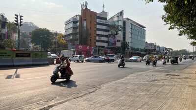 Less traffic seen at SB road signal on Ganeshkhind road near SPPU circle on Wednesday. (Kalpesh Nukte/HT PHOTO) Less traffic seen at SB road signal on Ganeshkhind road near SPPU circle on Wednesday. (Kalpesh Nukte/HT PHOTO)