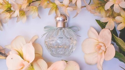Use it as a perfume: Mix a few drops of jasmine essential oil with a carrier oil such as jojoba oil and use it as a natural perfume. (Unsplash) Use it as a perfume: Mix a few drops of jasmine essential oil with a carrier oil such as jojoba oil and use it as a natural perfume. (Unsplash)