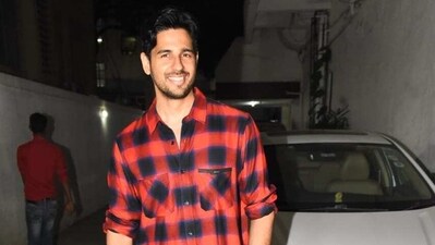 Sidharth Malhotra was spotted in Mumbai on Tuesday.(Varinder Chawla) Sidharth Malhotra was spotted in Mumbai on Tuesday.(Varinder Chawla)