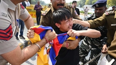 A protestor being pulled away by Delhi Police officials.&nbsp; (Vipin Kumar/ Hindustan Times)