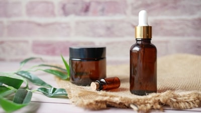 Jasmine essential oil is a popular essential oil that has been used for centuries for its uplifting and relaxing properties. Here are some different ways to use jasmine essential oil: (Unsplash) Jasmine essential oil is a popular essential oil that has been used for centuries for its uplifting and relaxing properties. Here are some different ways to use jasmine essential oil: (Unsplash)