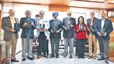 (From left to right) Lt Gen Tej Sapru (retd), Gurbir Singh Grewal, educationist and son of former Punjab CM justice Gurnam Singh, former RAW chief-cum-author AS Dulat, justice SS Sodhi (retd), Lt Gen JS Dhillon (retd), publisher Saguna Jain, Ramesh Vinayak, executive editor, Hindustan Times, and Sikh intellectual Gurpreet Singh. (Sanjeev Sharma/HT)