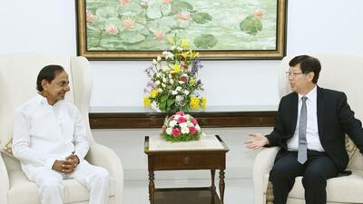 A delegation from Foxconn led by its chairman Young Liu called on chief minister K Chandrasekhar Rao at the latter’s camp office Pragati Bhavan, after which the MoU was signed between the representatives of the company and the Telangana government. (HT Photo)