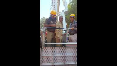 Anguished over pay cut, contractual bus driver Raju Saini climbed to the top of a mobile tower. (HT Photo) Anguished over pay cut, contractual bus driver Raju Saini climbed to the top of a mobile tower. (HT Photo)