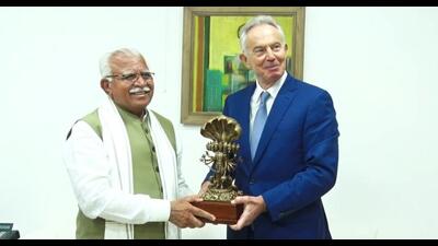 Haryana chief minister Manohar Lal Khattar with former British PM Tony Blair in New Delhi on Thursday. Blair assured Khattar that his foundation will help Haryana strengthen healthcare facilities. (HT Photo)