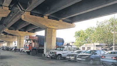 India, Mumbai...January 22, 2013... Parking at Kurla Flyover ...Photo by Kalpak Pathak / Hindustan Times. (Hindustan Times) India, Mumbai...January 22, 2013... Parking at Kurla Flyover ...Photo by Kalpak Pathak / Hindustan Times. (Hindustan Times)