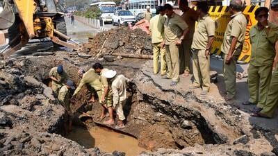 Mumbai, India - March 02, 2023: Civic workers trying to control the damage as the road caves in after the burst of water pipeline, at Worli Junction, in Mumbai, India, on Thursday, March 02, 2023. (Photo by Bhushan Koyande/HT Photo) (HT PHOTO)