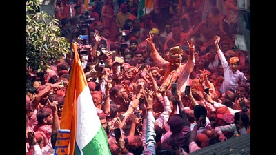 Ravindra Dhangekar celebrates with supporters at Raviwar Peth on Thursday. (HT PHOTO)