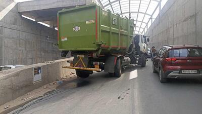 The hook loader truck after developing a snag on Pakhowal road underpass on Thursday. (HT photo) The hook loader truck after developing a snag on Pakhowal road underpass on Thursday. (HT photo)