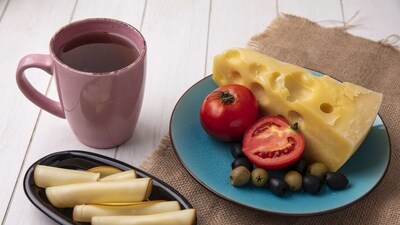 Coffee and Cheese: Cheese and coffee are a great combination, and a great way to start the day. The creamy texture of the cheese will balance out the bitterness of the coffee, creating a delicious breakfast. (freepik) Coffee and Cheese: Cheese and coffee are a great combination, and a great way to start the day. The creamy texture of the cheese will balance out the bitterness of the coffee, creating a delicious breakfast. (freepik)