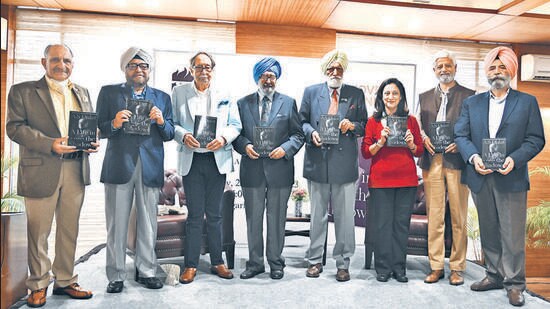 (From left to right) Lt Gen Tej Sapru (retd), Gurbir Singh Grewal, educationist and son of former Punjab CM justice Gurnam Singh, former RAW chief-cum-author AS Dulat, justice SS Sodhi (retd), Lt Gen JS Dhillon (retd), publisher Saguna Jain, Ramesh Vinayak, executive editor, Hindustan Times, and Sikh intellectual Gurpreet Singh. (Sanjeev Sharma/HT)