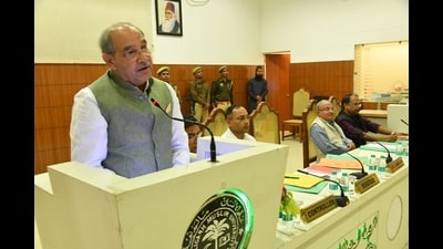 AMU V-C Prof Tariq Mansoor addressing the condolence meeting on the demise of justice AM Ahmadi, in Aligarh on Friday. (HTPhoto)