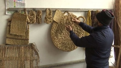 Kashmiri artisan preserves centuries-old 'Pulhoor' tradition with govt support (ANI photo) Kashmiri artisan preserves centuries-old 'Pulhoor' tradition with govt support (ANI photo)