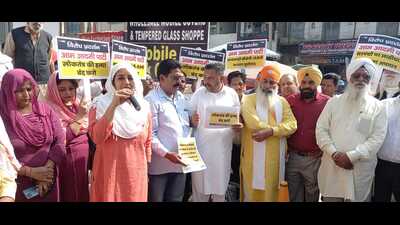 Aam Aadmi Party (AAP)’s Haryana Unit on Friday opened an all-front protest against the state government for recent lathicharge on sarpanches on the Chandigarh-Panchkula border. (HT Photo)