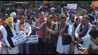 BJP workers and leaders outside the DC office during protest in Ludhiana on Friday. (Gurpreet Singh/HT photo)