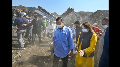 Chief minister Arvind Kejriwal and mayor Shelly Oberoi visit the Okhla landfill site. (Raj K Raj/HT) Chief minister Arvind Kejriwal and mayor Shelly Oberoi visit the Okhla landfill site. (Raj K Raj/HT)