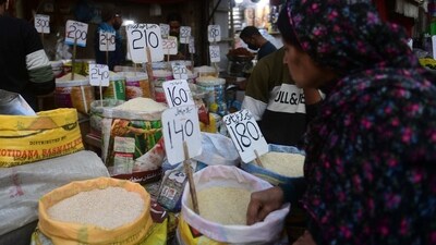 Local residents queue to buy wheat flour at government-controlled prices in Islamabad. (AFP)