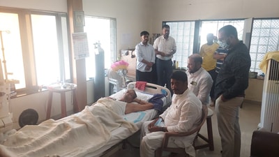 Prioritising personal equations over political affiliations, Congress’s Ravindra Dhangekar who won the assembly by-poll to the Kasba peth constituency paid a visit to Bharatiya Janata Party (BJP) leader and Pune member of parliament (MP), Girish Bapat (HT PHOTO) Prioritising personal equations over political affiliations, Congress’s Ravindra Dhangekar who won the assembly by-poll to the Kasba peth constituency paid a visit to Bharatiya Janata Party (BJP) leader and Pune member of parliament (MP), Girish Bapat (HT PHOTO)
