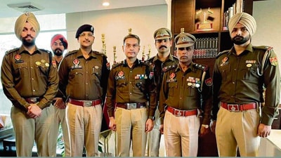 Punjab director general of police Gaurav Yadav (centre) with the Mohali police team that nabbed the accused who had chopped off the fingers of a youth in Barmajra, Mohali, on February 8. (HT Photo)