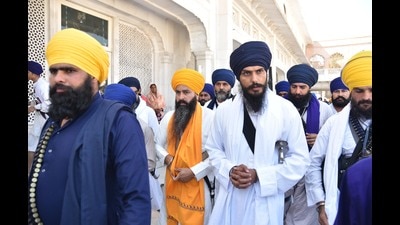 The Sikh hardliner has a 2-hour meeting with Giani Harpreet Singh days after Akal Takht set up a committee to decide on carrying Guru Granth Sahib to protest sites (HT Photo)