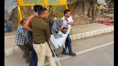 The injured being rushed to safety by police and the protesting sarpanches. (Sant Arora/HT) The injured being rushed to safety by police and the protesting sarpanches. (Sant Arora/HT)