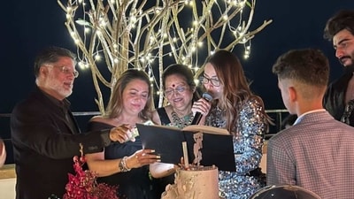 Arjun Kapoor joined Malaika Arora at her mom's birthday dinner. Arjun Kapoor joined Malaika Arora at her mom's birthday dinner.