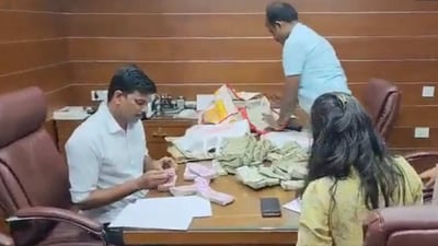 Lokayukta officials counting hordes of cash in ₹2000 and ₹500 denominations at Madal's office on Thursday. Lokayukta officials counting hordes of cash in ₹2000 and ₹500 denominations at Madal's office on Thursday.
