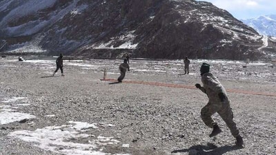 The soldiers can be seen enjoying the match with full enthusiasm and zeal in the extreme high altitude area in sub zero temperatures.&nbsp; (Twitter/ @firefurycorps)
