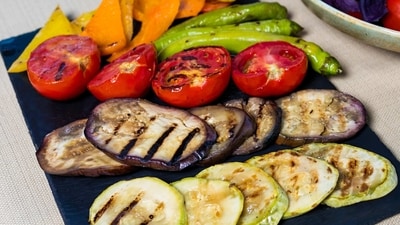 Several studies suggests that consuming burnt food may increase the risk of certain types of cancer. When food is overcooked or burned, it can form compounds called heterocyclic amines (HCAs) and polycyclic aromatic hydrocarbons (PAHs), which are known carcinogens. These compounds have been linked to an increased risk of colon, stomach, and pancreatic cancer. Eating burnt or charred foods can have several dangerous effects on the body, including: (Unsplash) Several studies suggests that consuming burnt food may increase the risk of certain types of cancer. When food is overcooked or burned, it can form compounds called heterocyclic amines (HCAs) and polycyclic aromatic hydrocarbons (PAHs), which are known carcinogens. These compounds have been linked to an increased risk of colon, stomach, and pancreatic cancer. Eating burnt or charred foods can have several dangerous effects on the body, including: (Unsplash)