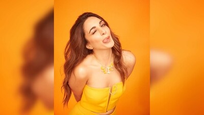 Kiara Advani's outfit comes with a bandeau top and a full-length ribbed slit skirt. (Instagram/@kiaraaliaadvani) Kiara Advani's outfit comes with a bandeau top and a full-length ribbed slit skirt. (Instagram/@kiaraaliaadvani)