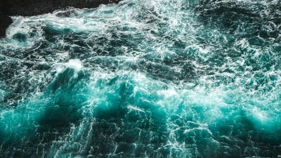 Varkala Beach, Kerala: This stunning beach in southern India is a popular destination for tourists and locals alike. At night, you can see the waves breaking against the shore in a glowing blue-green hue, making for a magical experience.&nbsp; (Pexels)