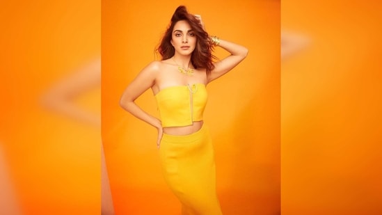 Kiara Advani accessorised her outfit with a 'SLICE' necklace and golden contemporary bangles.&nbsp;(Instagram/@kiaraaliaadvani)