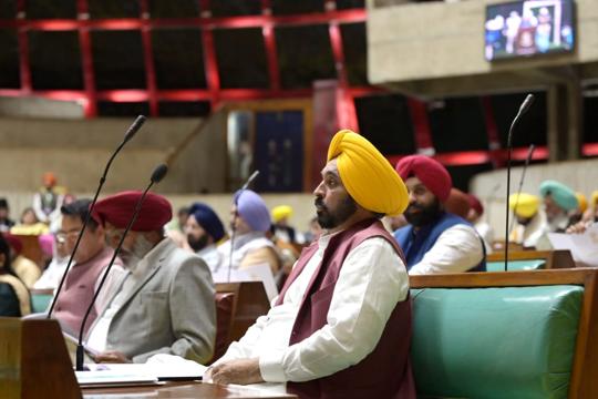 Punjab chief minister Bhagwant Mann listening to governor Banwarilal Purohit’s speech in the assembly in Chandigarh on Friday. (Ravi Kumar/HT) Punjab chief minister Bhagwant Mann listening to governor Banwarilal Purohit’s speech in the assembly in Chandigarh on Friday. (Ravi Kumar/HT)